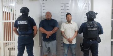 Caen dos sujetos con droga y dinero en Cuautlancingo tras operativo en plaza comercial