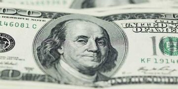 Peso mexicano abre la jornada del sábado con ligera depreciación frente al dólar