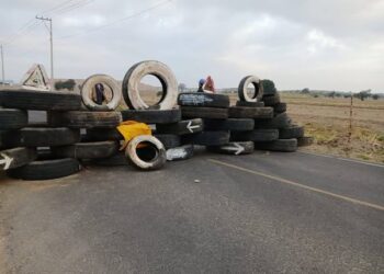 Bloqueo en Calpan por protesta contra maquinaria del basurero