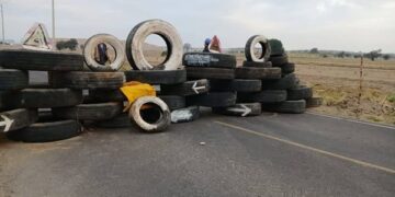 Bloqueo en Calpan por protesta contra maquinaria del basurero