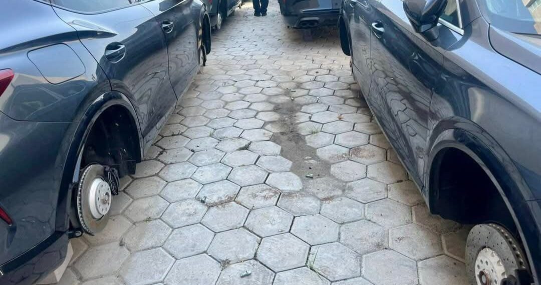 Roban 16 llantas de vehículos nuevos marca Cupra en Puebla