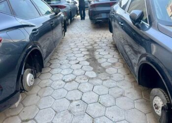 Roban 16 llantas de vehículos nuevos marca Cupra en Puebla