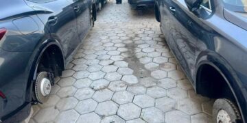 Roban 16 llantas de vehículos nuevos marca Cupra en Puebla