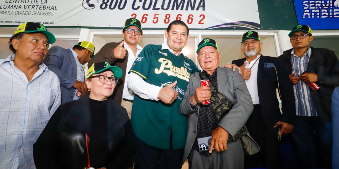 Alejandro Armenta asiste al Estadio Hermanos Serdán para apoyar a los Pericos de Puebla