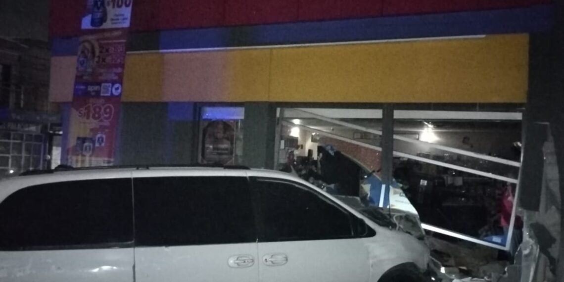 Se estrelló contra un Oxxo en Cuautlancingo