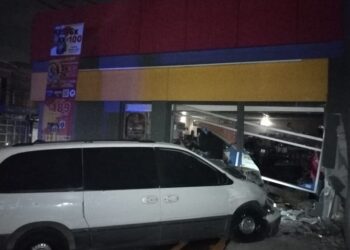 Se estrelló contra un Oxxo en Cuautlancingo
