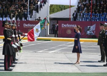 Sheinbaum hace historia en Puebla: encabeza desfile del 5 de Mayo como primera presidenta