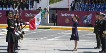 Sheinbaum hace historia en Puebla: encabeza desfile del 5 de Mayo como primera presidenta