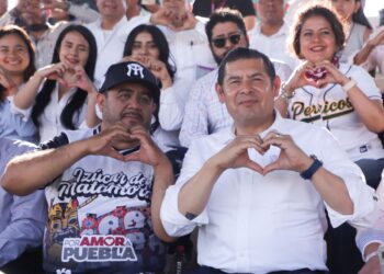 Armenta asiste a partido de la Liga Metropolitana de Béisbol