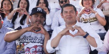 Armenta asiste a partido de la Liga Metropolitana de Béisbol