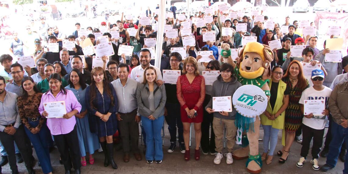 Ayuntamiento de Huejotzingo entrega 100 becas a estudiantes de la UTH gracias a iniciativa de la rectora Mirna Toxqui