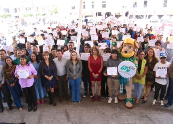 Ayuntamiento de Huejotzingo entrega 100 becas a estudiantes de la UTH gracias a iniciativa de la rectora Mirna Toxqui