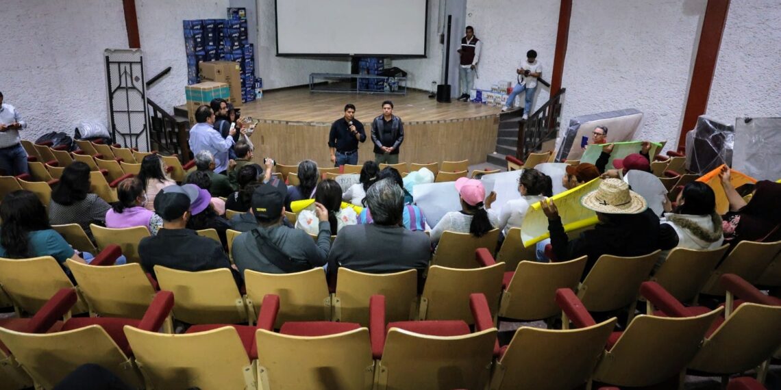 Omar Muñoz atiende a colonos inconformes por desabasto de agua en Cuautlancingo