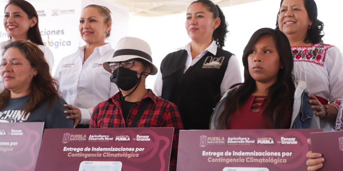 Gobierno de Puebla entrega indemnizaciones a productores afectados por contingencias climáticas en Chiautzingo
