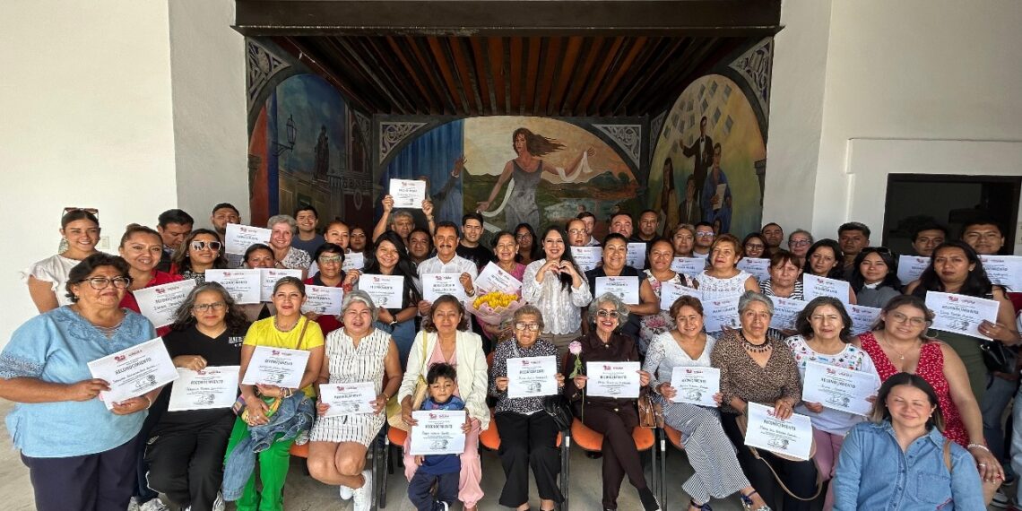 San Pedro Cholula celebra el Día del Maestro reconociendo a docentes municipales