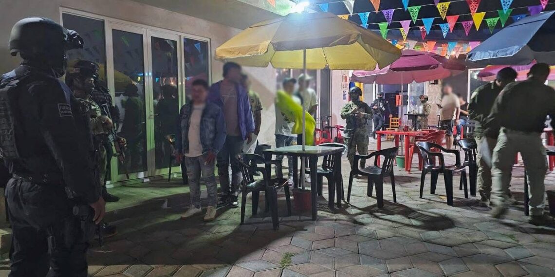 Aseguran a nueve migrantes colombianos en operativo en Cuautlancingo