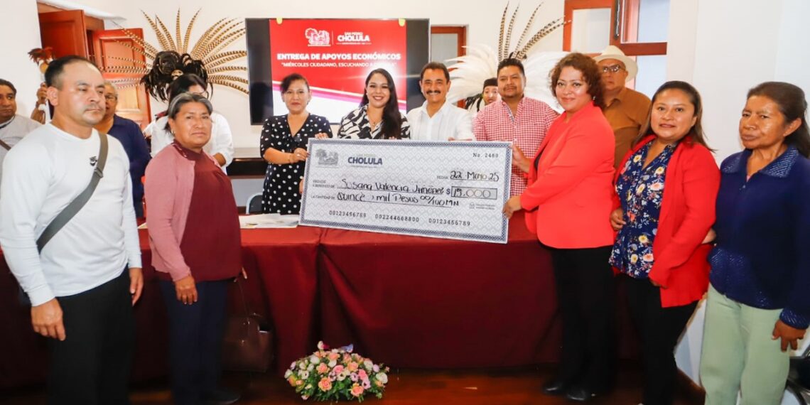 Gobierno de San Pedro Cholula entrega apoyos económicos derivados de audiencias ciudadanas