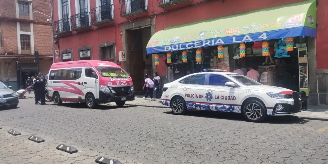 Hombre muere presuntamente por infarto dentro de transporte público en el Centro Histórico de Puebla