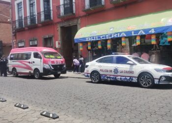Hombre muere presuntamente por infarto dentro de transporte público en el Centro Histórico de Puebla