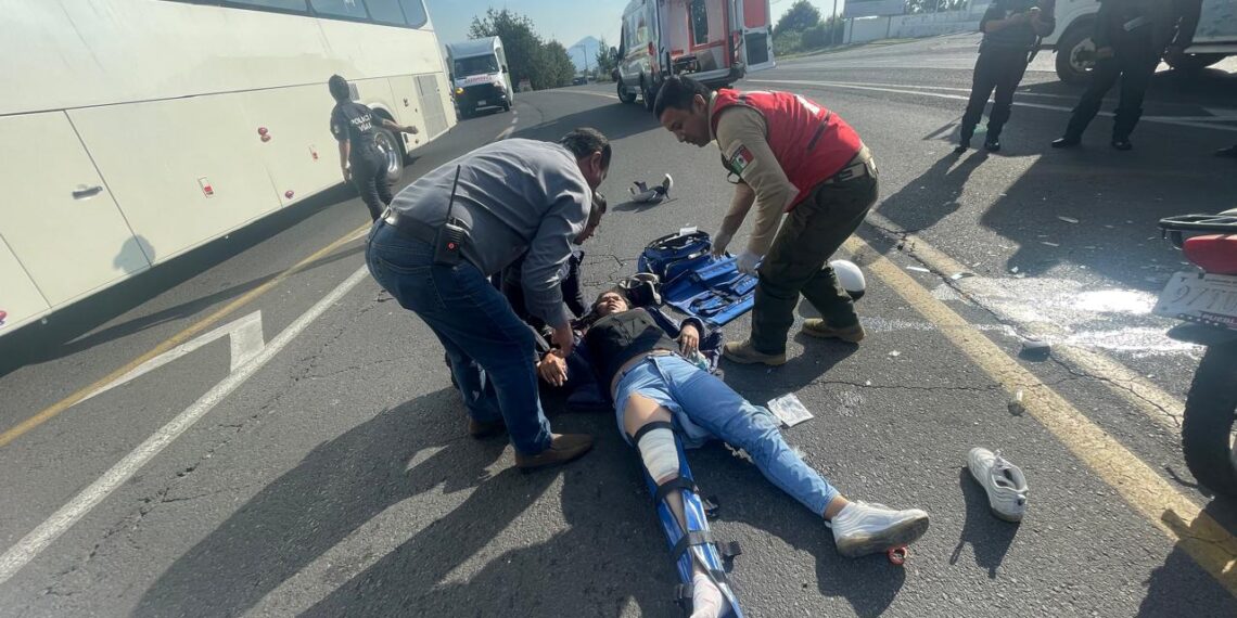 Transporte público embiste a dos mujeres en motocicleta en Chignautla