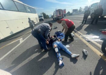 Transporte público embiste a dos mujeres en motocicleta en Chignautla