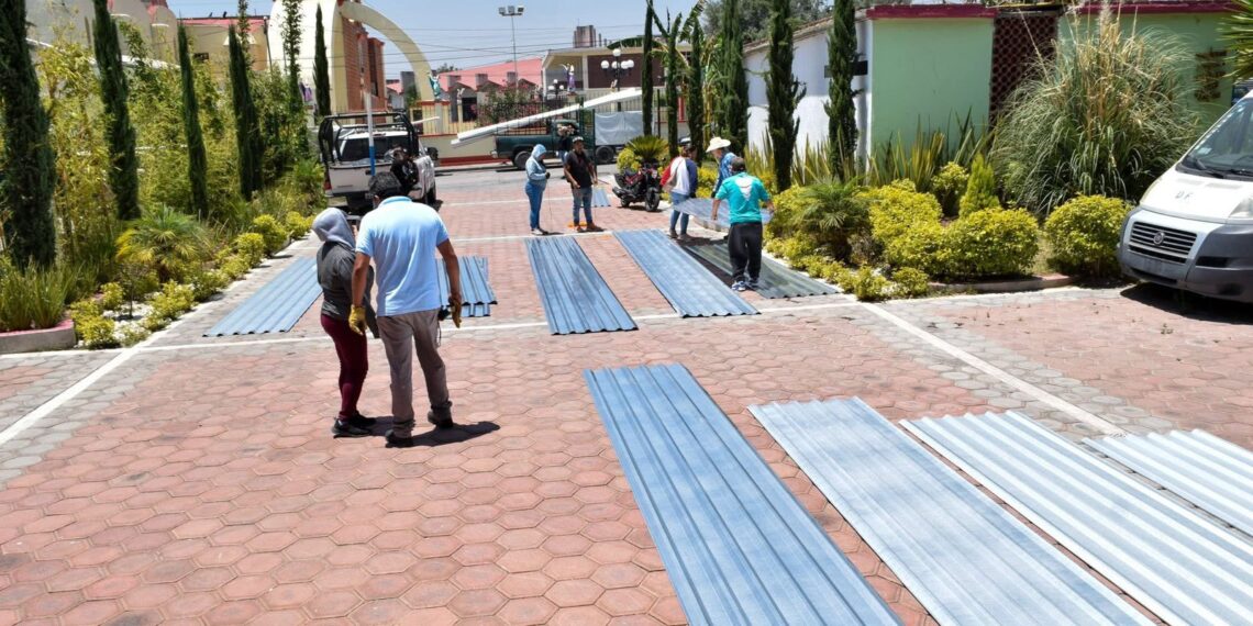 Entregan láminas a familias vulnerables en San Matías Tlalancaleca