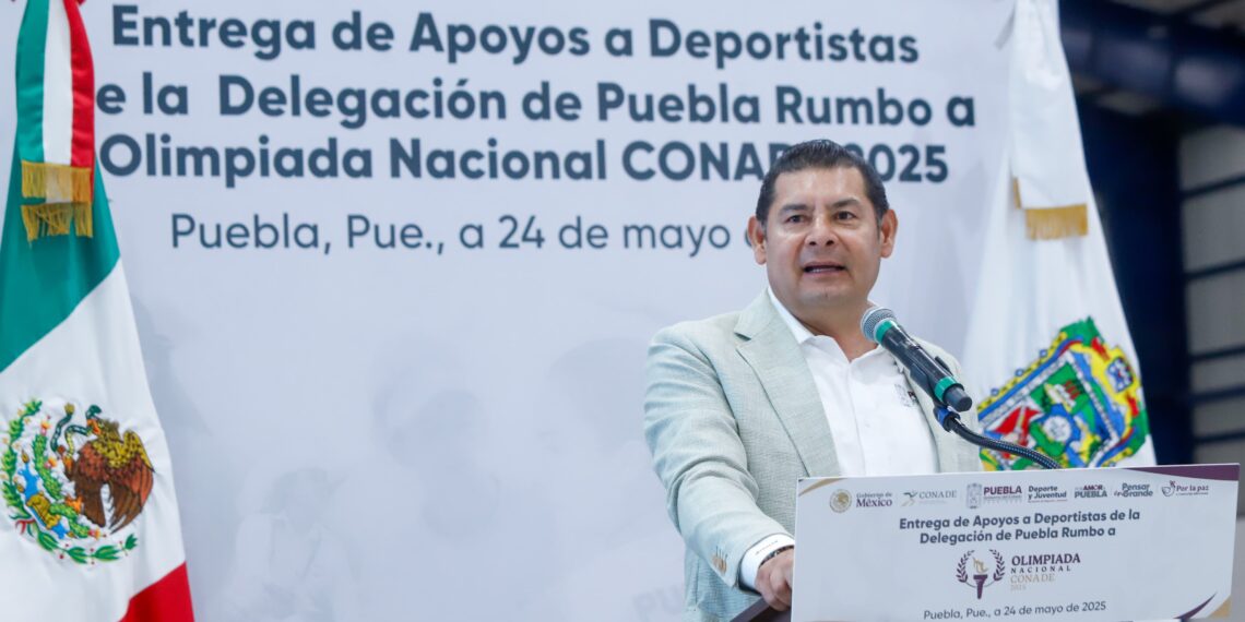 Armenta entrega apoyos a atletas rumbo a Olimpiada CONADE