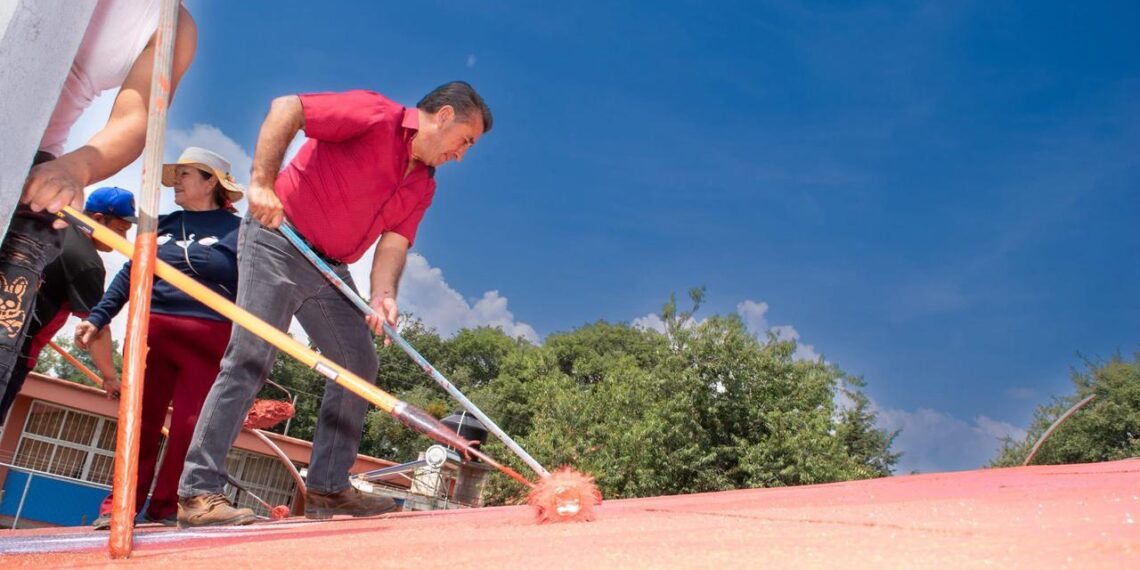 Óscar Anguiano lidera jornada de impermeabilización en la casa de salud de San Fernando El Ocotal