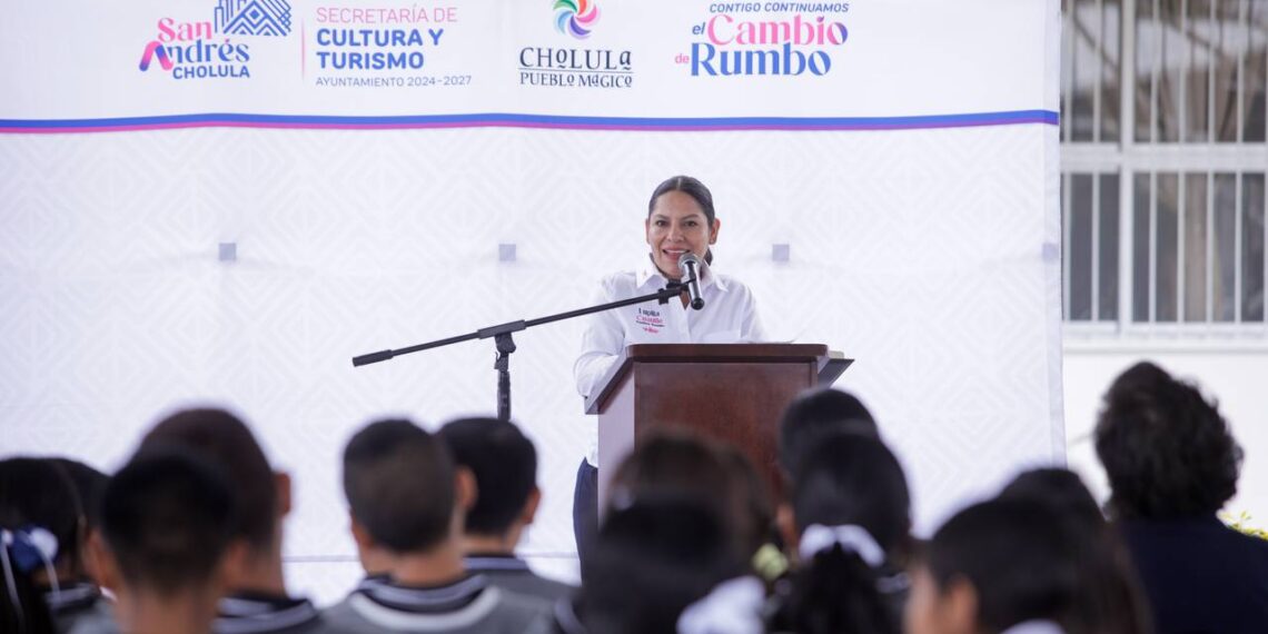 Lupita Cuautle fomenta el hábito de la lectura en secundaria de San Andrés Cholula