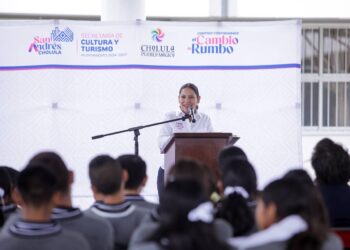 Lupita Cuautle fomenta el hábito de la lectura en secundaria de San Andrés Cholula