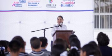 Lupita Cuautle fomenta el hábito de la lectura en secundaria de San Andrés Cholula