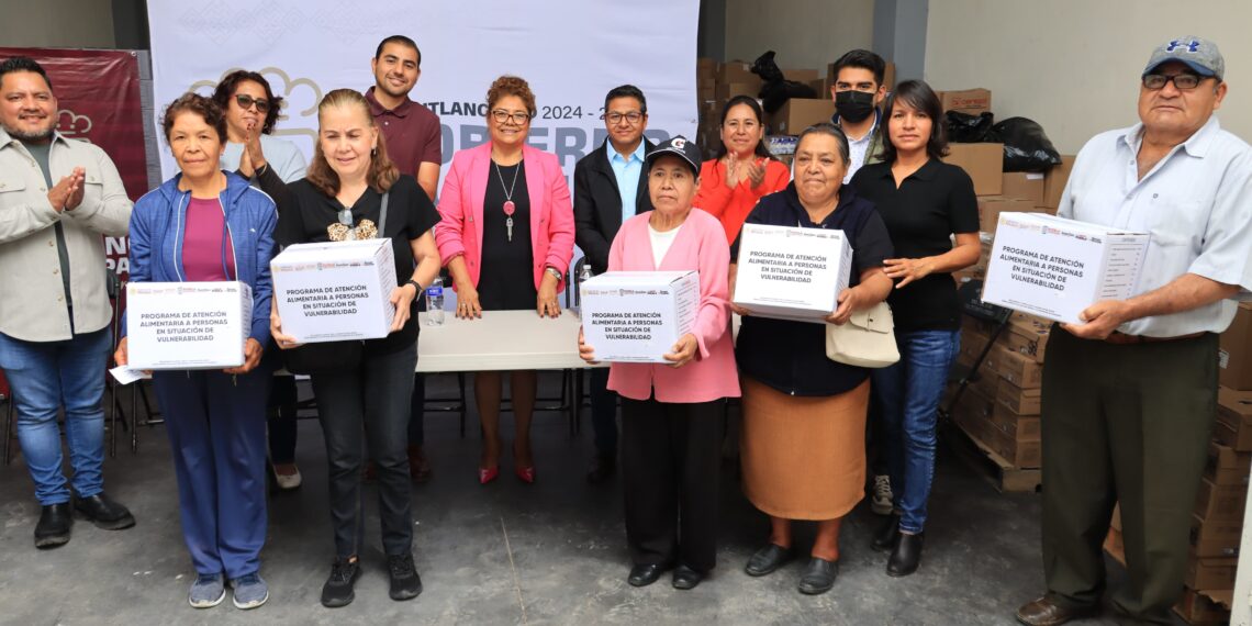 Tere Alfaro entrega despensas a adultos mayores de Cuautlancingo