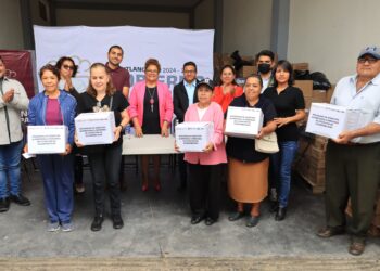 Tere Alfaro entrega despensas a adultos mayores de Cuautlancingo