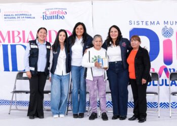 Impulsa Lupita Cuautle el autocuidado con entrega de kits de salud