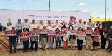 En Huatlatlauca, Gobierno de Puebla entrega más de 11 mdp en insumos para el campo