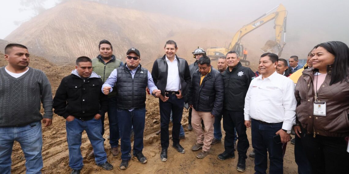 Respuesta inmediata del Gobierno de Puebla ante derrumbe en carretera de Eloxochitlán