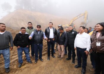 Respuesta inmediata del Gobierno de Puebla ante derrumbe en carretera de Eloxochitlán