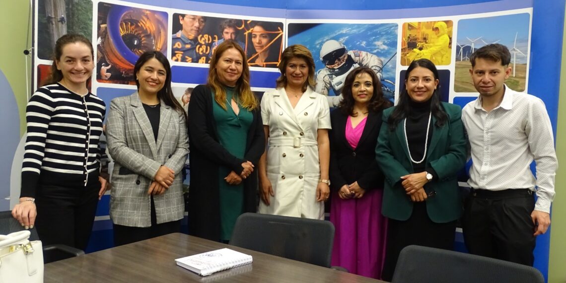 La UTH fortalece lazos educativos con Estados Unidos en reunión con diplomáticos en la Biblioteca Benjamín Franklin de la Embajada