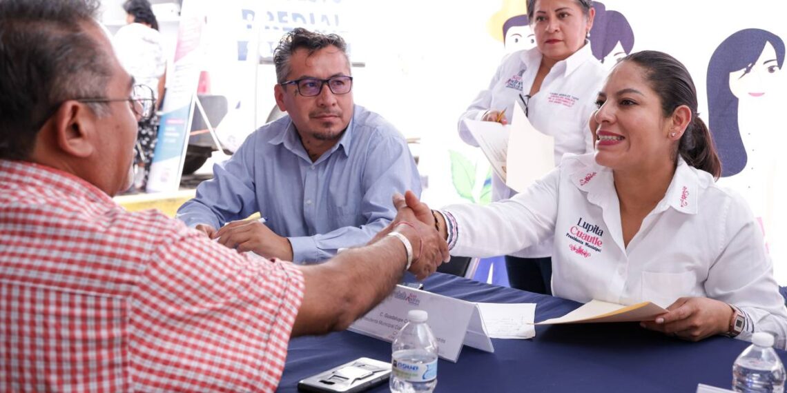 Acerca Lupita Cuautle servicios y atención directa a Lázaro Cárdenas