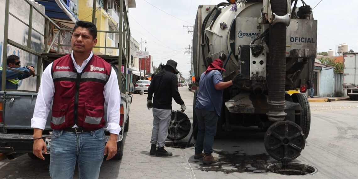 Omar Muñoz supervisa labores de desazolve previas al inicio de la Feria de Cuautlancingo