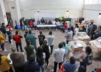 Omar Muñoz y Tere Alfaro entregan insumos alimentarios a escuelas