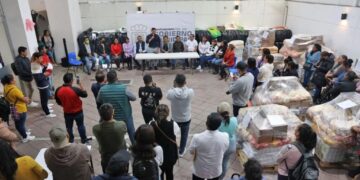 Omar Muñoz y Tere Alfaro entregan insumos alimentarios a escuelas