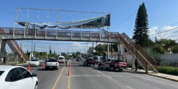 Muere hombre al caer de un puente mientras colocaba manta publicitaria en Tehuacán