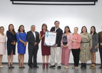 La UTH recibe reconocimiento por Excelencia Académica