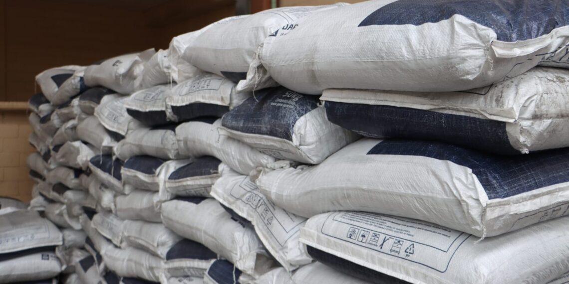 Entrega Omar Muñoz fertilizante a productores de San Lorenzo Almecatla