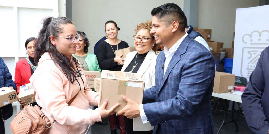 Entregan Omar Muñoz y Tere Alfaro desayunos fríos a escuelas de Cuautlancingo