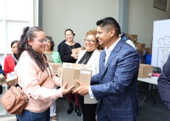 Entregan Omar Muñoz y Tere Alfaro desayunos fríos a escuelas de Cuautlancingo
