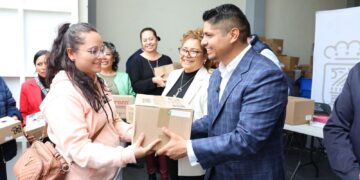 Entregan Omar Muñoz y Tere Alfaro desayunos fríos a escuelas de Cuautlancingo