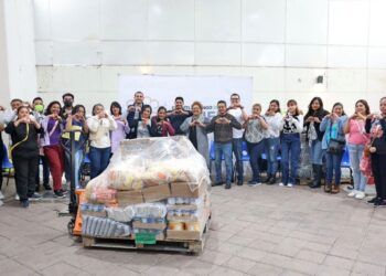 Omar Muñoz y Tere Alfaro entregan insumos alimentarios a escuelas