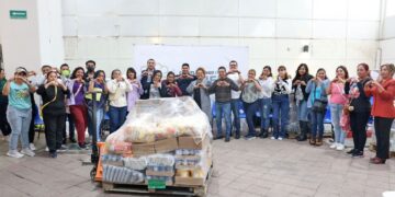 Omar Muñoz y Tere Alfaro entregan insumos alimentarios a escuelas